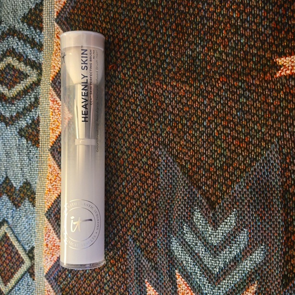 iT Heavenly Skin CC+ Skin Perfecting Brush # 702 NIP - Picture 2 of 2